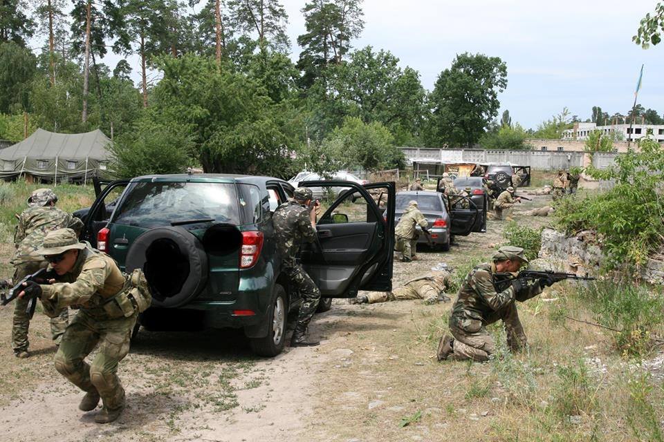 На базі “Хутір” пройшло заняття з оборони та атаки автомобільної колони