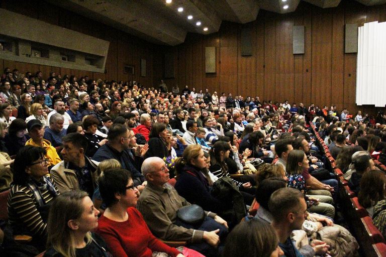 глядачі фільму «Соловей співає»